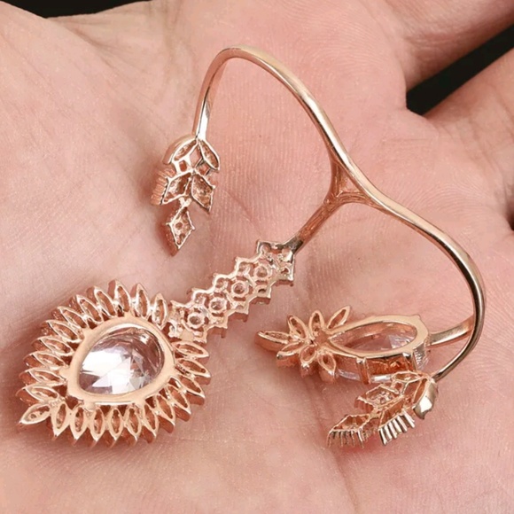 Large white topaz two finger cuff in gold - Picture 2 of 4